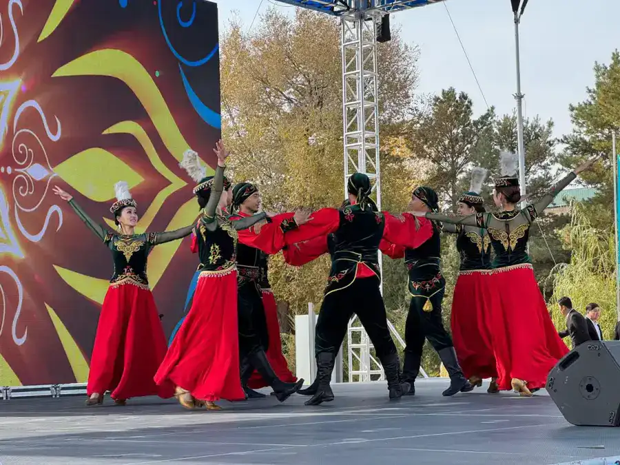 Флаг над Конаевом, награды, молодежь и вдохновение: как отметили День Республики в Алматинской области (5)