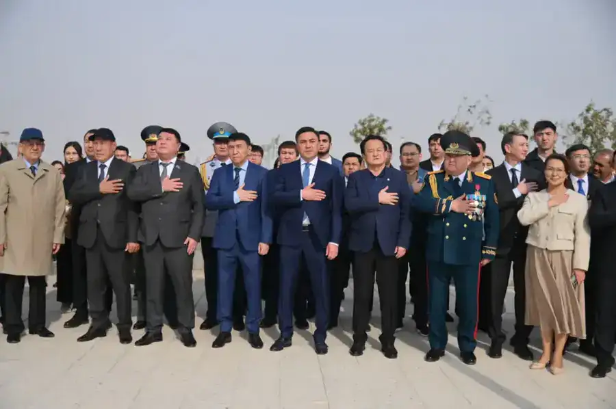 В ШЫМКЕНТЕ В ЧЕСТЬ ДНЯ РЕСПУБЛИКИ ТОРЖЕСТВЕННО ПОДНЯЛИ ГОСУДАРСТВЕННЫЙ ФЛАГ (2)