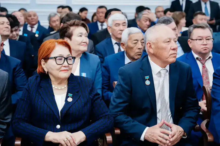 В Западно-Казахстанской области ко Дню Республики вручены государственные награды (3)