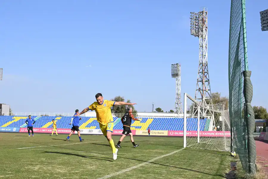 В области Жетісу игроки национальной сборной Казахстана по футболу провели товарищеский матч (9)