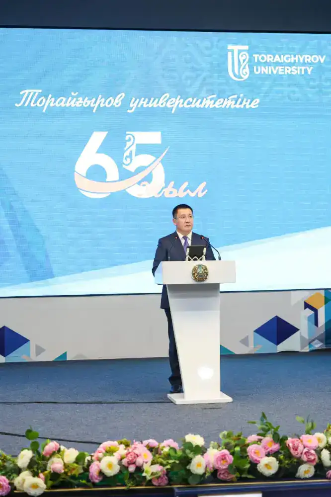 Аким Павлодарской области Асаин Байханов поздравил Торайгыров университет с 65-летием (7)