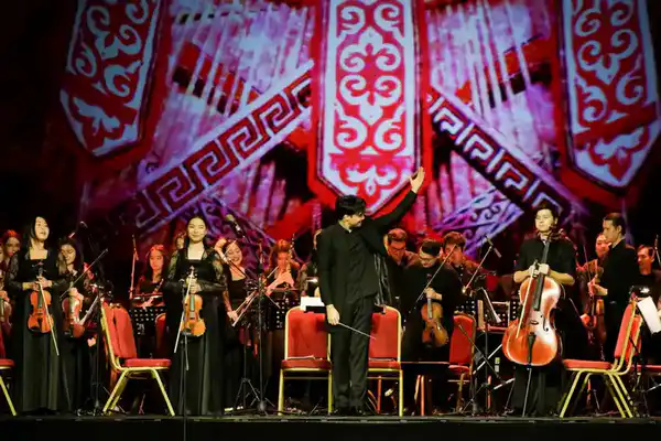 Праздничный концерт «Мәңгі ел»: Премьера хореографических миниатюр «Қарлығаш» и «Құрбылар» (2)