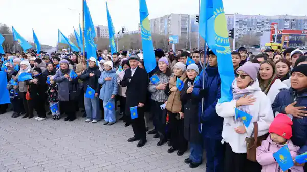 Сотни карагандинцев одновременно исполнили государственный гимн в День Республики (5)
