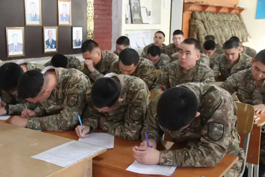 Гвардейцы подают пример: первыми среди силовых структур приняли участие в проекте «Ұлттық диктант» (2)
