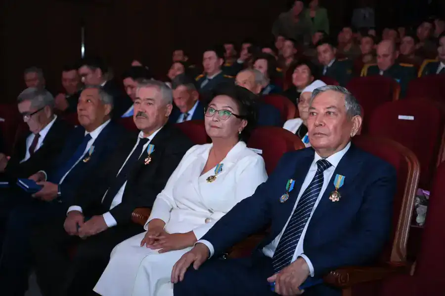 Вручены государственные награды ко Дню Республики (9)