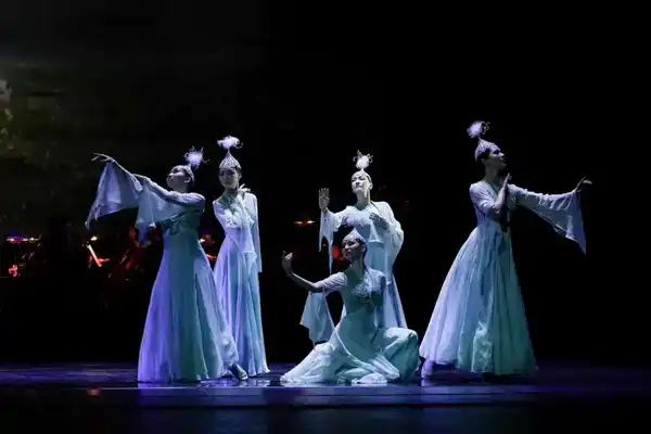 Праздничный концерт «Мәңгі ел»: Премьера хореографических миниатюр «Қарлығаш» и «Құрбылар» (3)