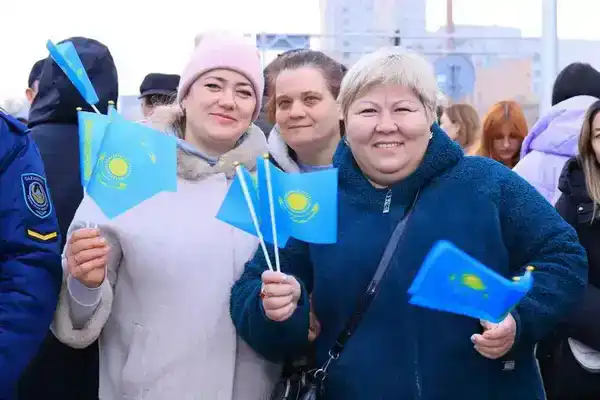 Сотни карагандинцев одновременно исполнили государственный гимн в День Республики (2)