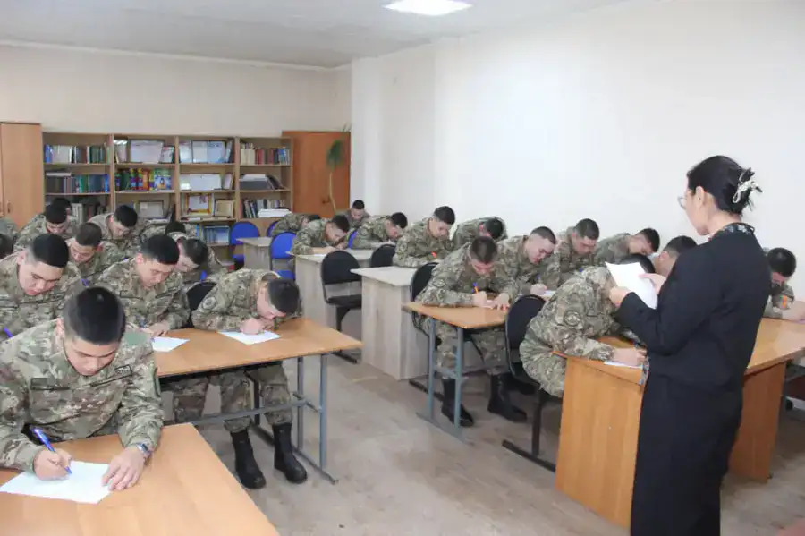 Гвардейцы подают пример: первыми среди силовых структур приняли участие в проекте «Ұлттық диктант» (3)