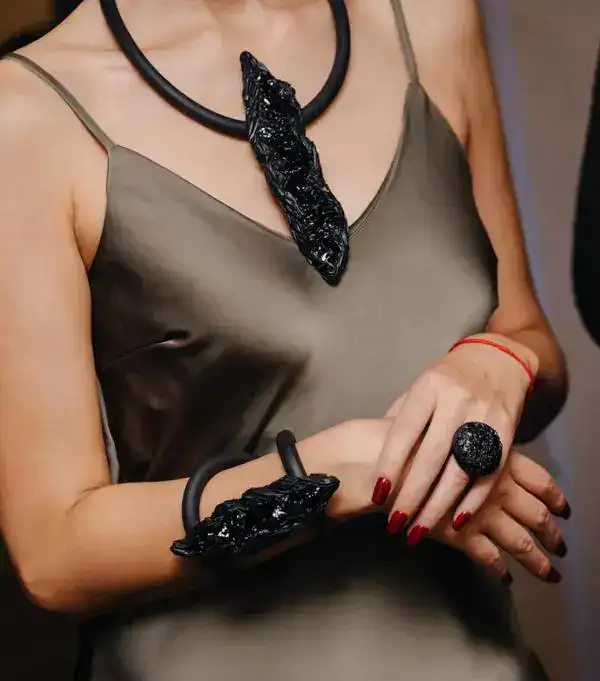 Карагандинский уголь на подиуме Милана: дизайнер Ольга Целлер представила необычную коллекцию украшений (10)