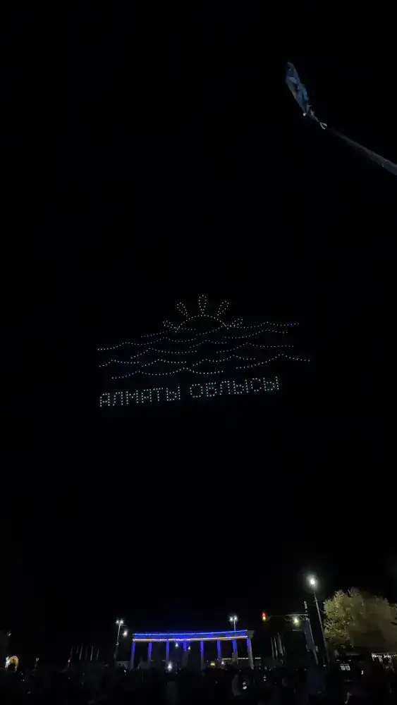 Небо Конаева запело гимн Казахстана (6)