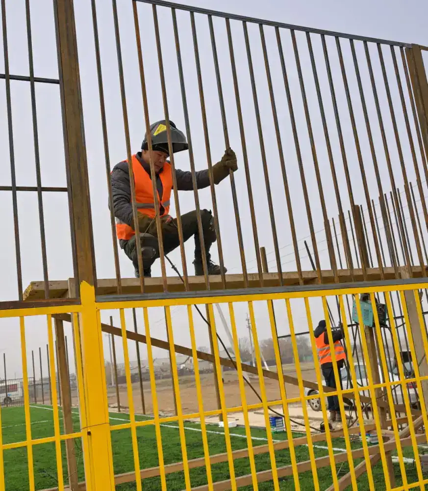 Аким Павлодарской области Асаин Байханов посетил село Атыгай близ Экибастуза, где проверил ход строительства новой школы (6)