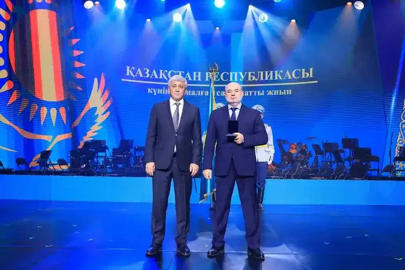 Карагандинцам вручили награды в преддверии Дня Республики (4)