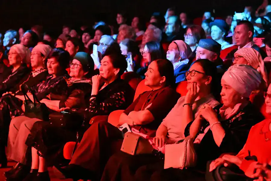 Глава государства поздравил певицу Толкын Забирову с юбилеем творческой деятельности (2)