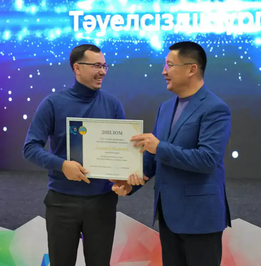 Открытый диалог с молодёжью: в Павлодаре вручили премий «Тәуелсіздік ұрпақтары» и «Kasip Zhuldyzy 2025» (9)