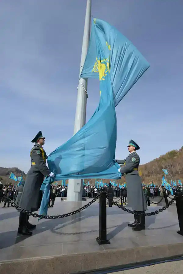 В Алматы в честь Дня Республики состоялась церемония поднятия Государственного флага (9)