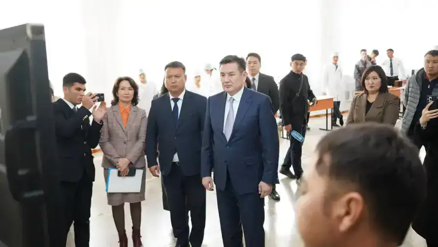 Аким ВКО посетил колледж в Саратовке (3)