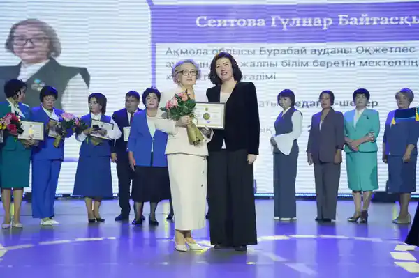 В преддверии Дня Республики министр просвещения вручила 64 учителям звание «Лучший педагог» (2)