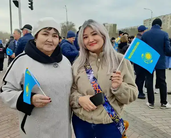 Сотни карагандинцев одновременно исполнили государственный гимн в День Республики (4)