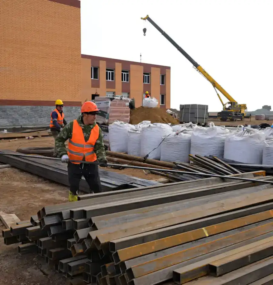 Аким Павлодарской области Асаин Байханов посетил село Атыгай близ Экибастуза, где проверил ход строительства новой школы (7)