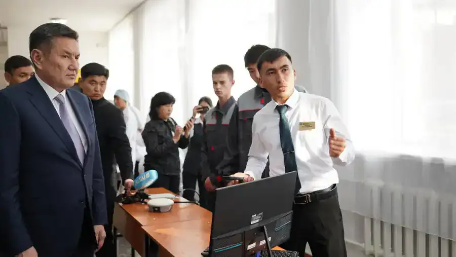 Аким ВКО посетил колледж в Саратовке (4)