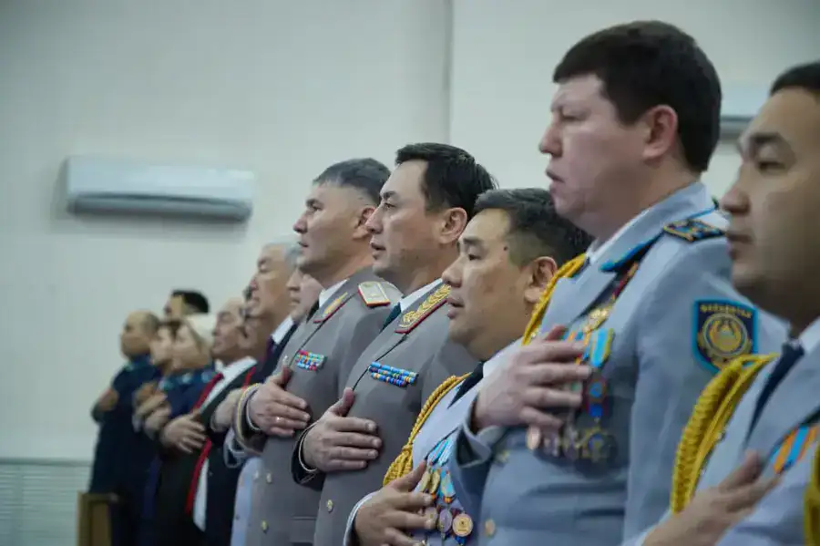 Заместитель министра внутренних дел — Главнокомандующий Нацгвардией поздравил полицейских с Днём Республики (2)