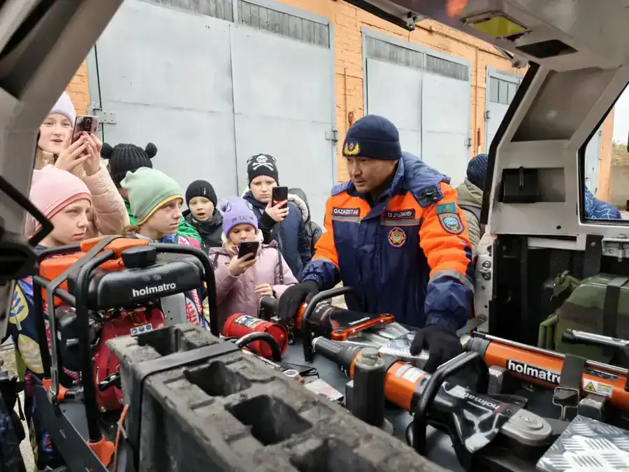 30-летие МЧС: Спасатели проводят дни открытых дверей и пресс-туры (3)