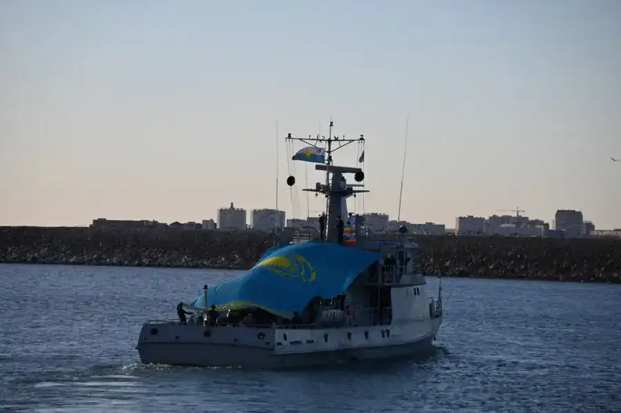 Военные моряки пронесли по Каспийскому морю Государственный флаг Казахстана (6)