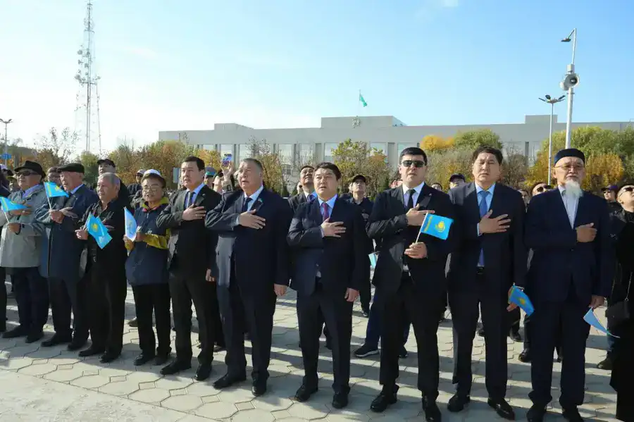 В Актау в честь Дня Республики состоялась церемония поднятия Государственного флага (10)