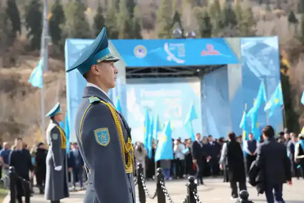 В Алматы в честь Дня Республики состоялась церемония поднятия Государственного флага (5)
