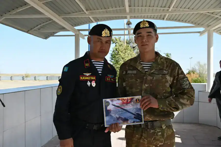 В Актау более 500 морских пехотинцев простились с Боевым знаменем (3)