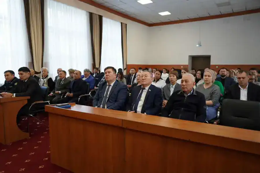 В Аккольском районе состоялась встреча по разъяснению стратегических задач, обозначенных в Послании Президента (2)