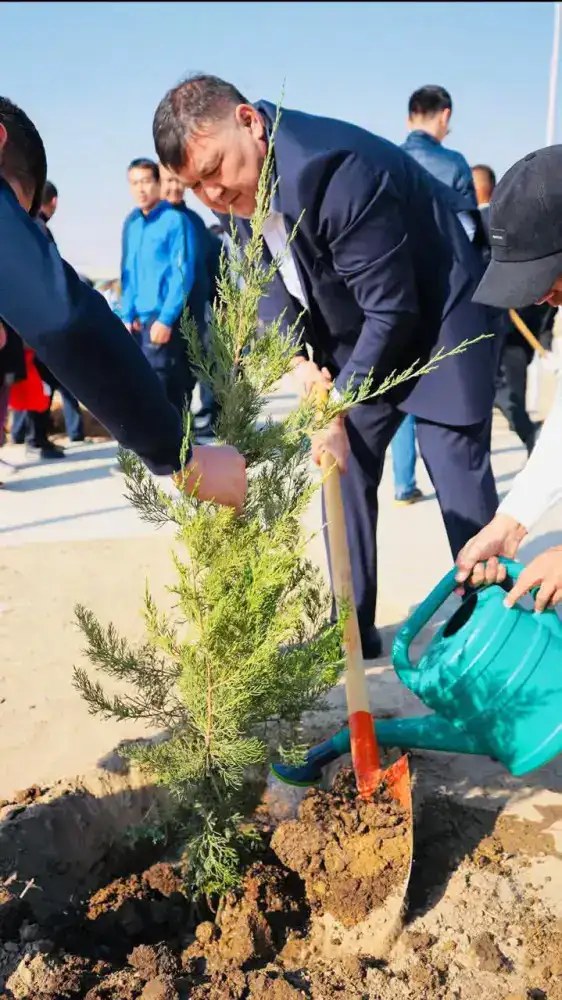 ТУРКЕСТАН: ЧЕМПИОНЫ МИРА ПРИНЯЛИ УЧАСТИЕ В СУББОТНИКЕ В ШАРДАРЕ, КОММУНАЛЬНОМУ ПРЕДПРИЯТИЮ ПЕРЕДАНО 15 ЕДИНИЦ ТЕХНИКИ (2)