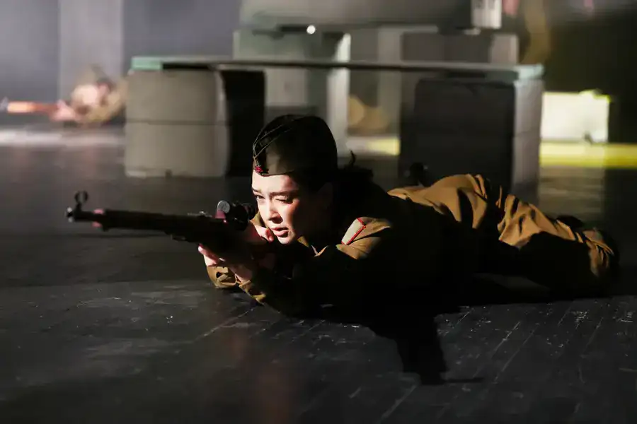 Актёры и гвардейцы вновь вместе на сцене: состоялась премьера драмы «Алия» к 100-летию героини (2)