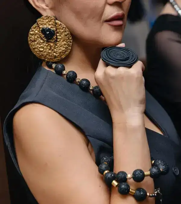 Карагандинский уголь на подиуме Милана: дизайнер Ольга Целлер представила необычную коллекцию украшений (2)