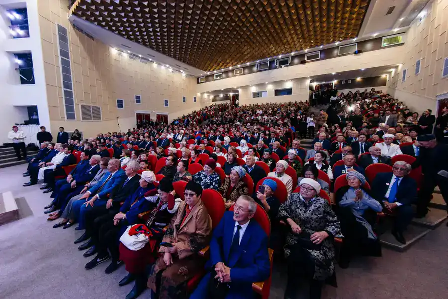 Аким Атырауской области Серик Шапкенов в канун Дня Республики вручил государственные награды (3)