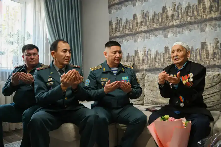 В Астане военнослужащие поздравили ветерана войны Рзагула Байкешева с днем рождения (5)