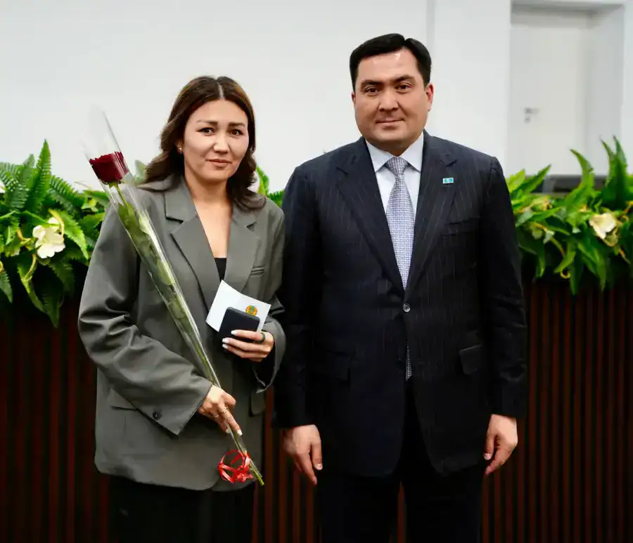 Министр энергетики отметил государственными наградами лучших работников отрасли в честь Дня Республики (5)