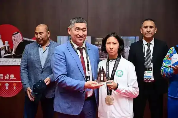 Руслан Есеналин поздравил Анелю Цой, представлявшую сборную Астаны на III юношеских Азиатских играх в Манаме (Бахрейн) (3)