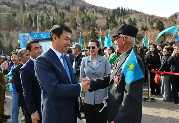 В Алматы в честь Дня Республики состоялась церемония поднятия Государственного флага (4)