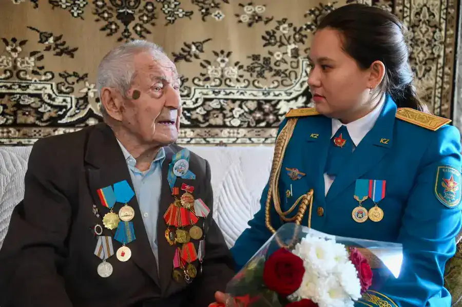 Министр обороны поздравил фронтовика с днем рождения (3)