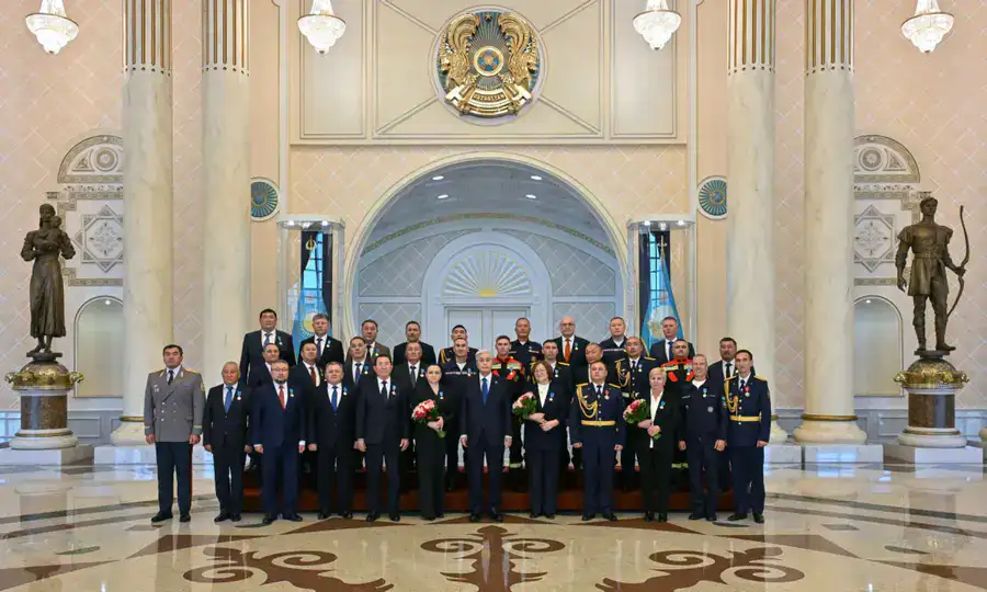 Совместное фото Президента со спасателями, удостоенными государственных наград.