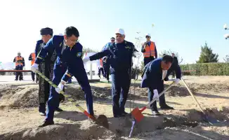 ТУРКЕСТАН: В АРЫСЕ ЖЕЛЕЗНОДОРОЖНИКИ УЧАСТВУЮТ В ЭКОЛОГИЧЕСКОЙ ИНИЦИАТИВЕ «ТАЗА ҚАЗАҚСТАН», ВЫСАЖИВАЯ 120 ДЕРЕВЬЕВ