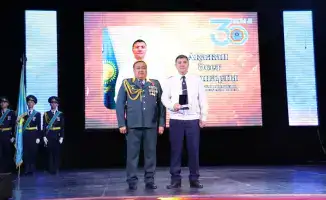 Спасатели Карагандинской области получили награды и обновлённую технику к 30-летию МЧС Казахстана