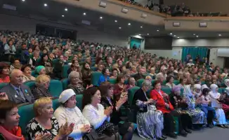 Торжество к Дню Республики в ДК имени Естая