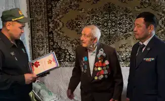 Поздравление ветерана Второй мировой войны Михаила Головатюка от министра обороны