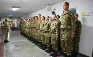 Рядовой с ростом 2.09 м: гигант среди моряков!