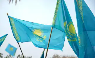 Трогательная церемония поднятия государственного флага в Туркестане в честь Дня Республики