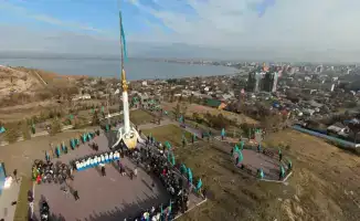 Поднятие Государственного флага в Кокшетау: укрепление национальной идентичности и единства казахстанцев