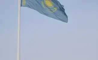 В Шымкенте отметили День Республики с поднятием Государственного флага и участием ветеранов и депутатов