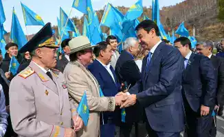 В Алматы подняли флаг, как символ единства в День Республики